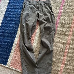 Women’s Kuhl army green pants size 4